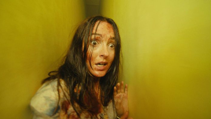 Backrooms ganha trailer e leva terror da internet ao cinema