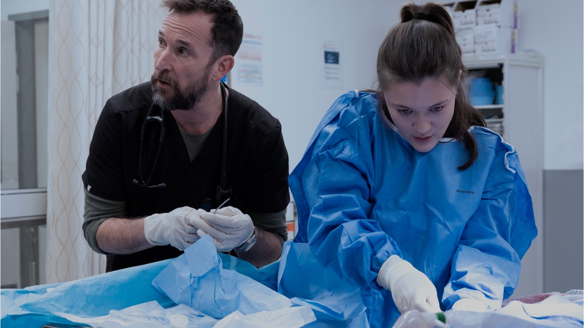 Entenda o final do episódio 12 da 2ª temporada de The Pitt