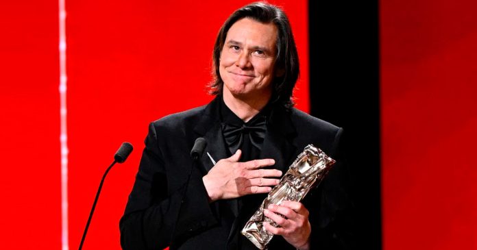 Alexis Stone diz que se passou por Jim Carrey no César Awards 2026 e gera teorias