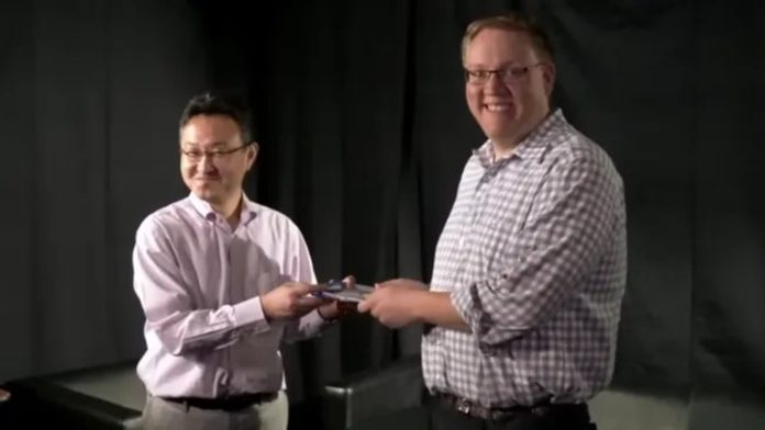 Shuhei Yoshida diz que vídeo de compartilhamento do PS4 não era uma provocação ao Xbox, mas a ironia fala por si