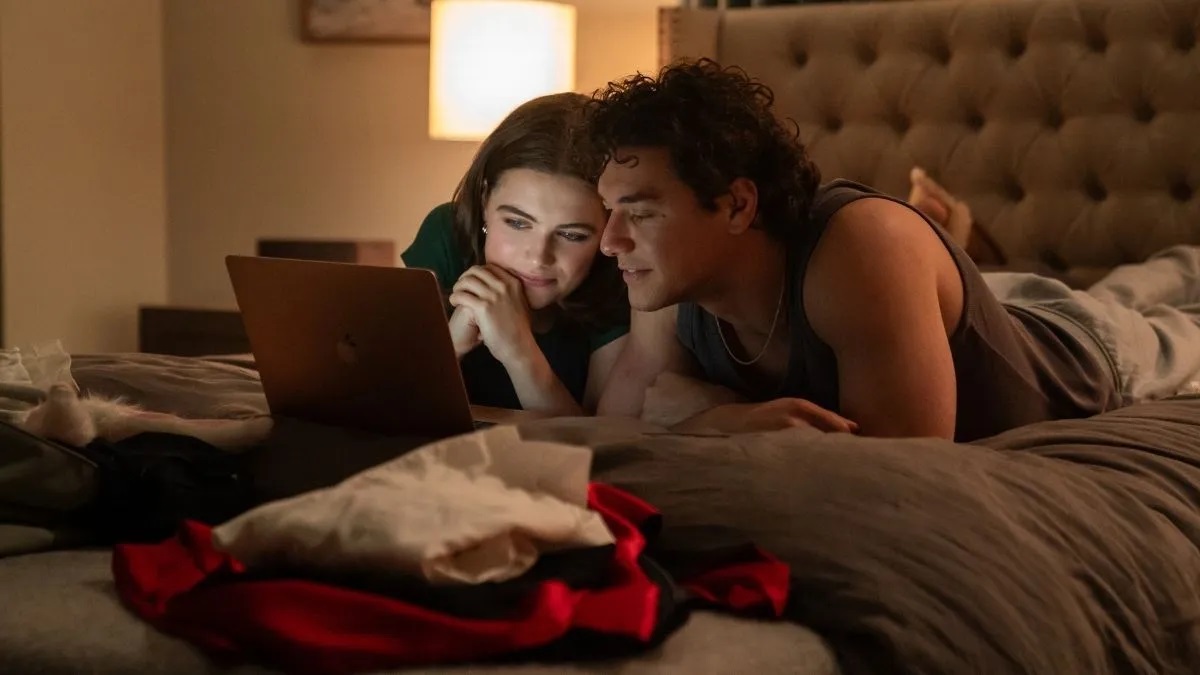 Prime Video revela trailer de Amores Improváveis e aposta em novo romance universitário