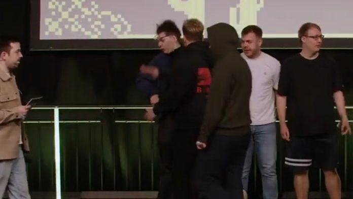 Jogador de Counter-Strike leva ban de 10 anos após agredir adversário no palco de torneio