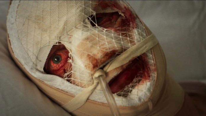 Cara-de-Barro ganha teaser trailer brutal e revela terror corporal inédito da DC Studios