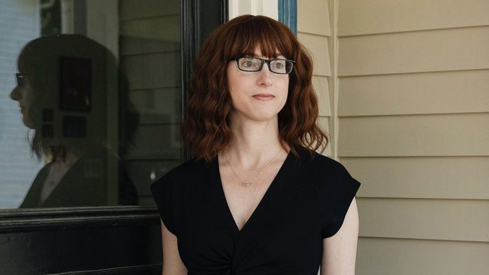 Autora de A Empregada revela identidade e muda relação com leitores