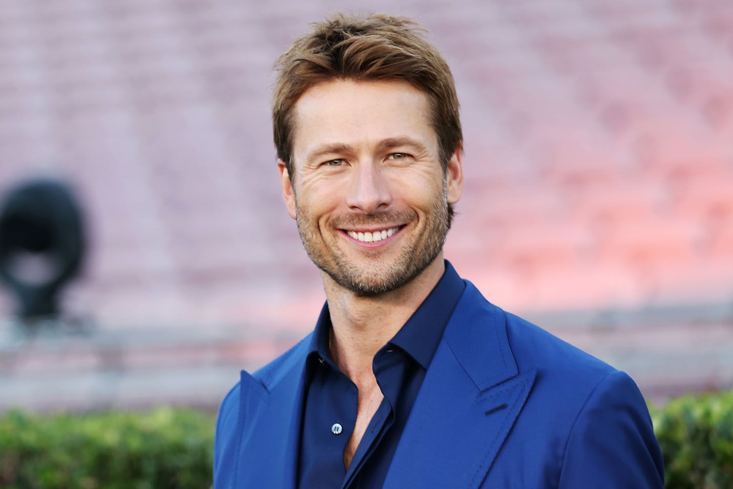 Remake de O Mundo em Perigo pode ter Glen Powell como protagonista
