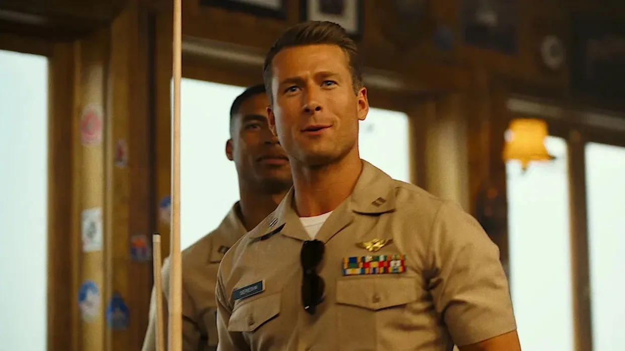Remake de O Mundo em Perigo pode ter Glen Powell como protagonista