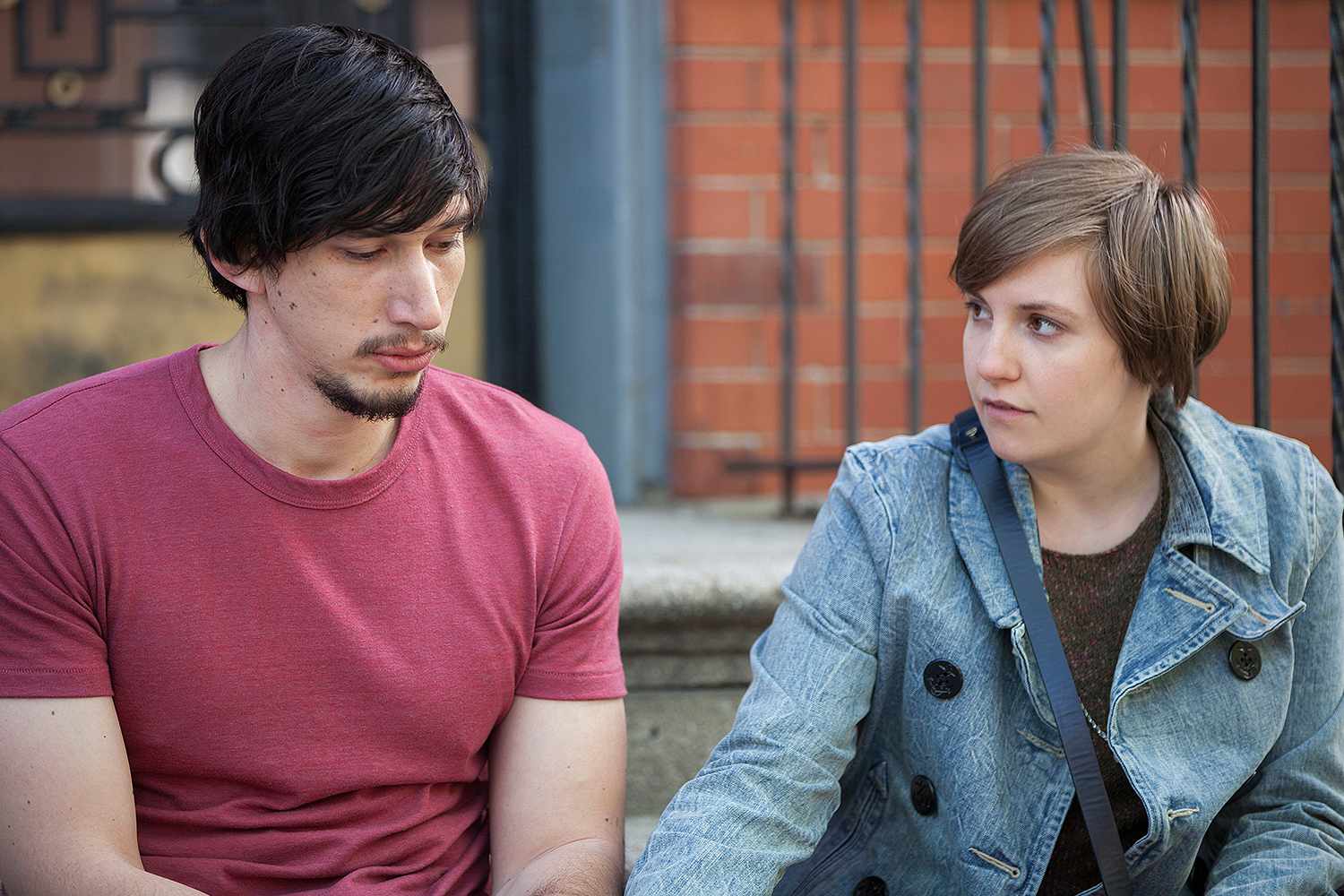 Lena Dunham expõe bastidores de Girls e revela comportamentos agressivos de Adam Driver