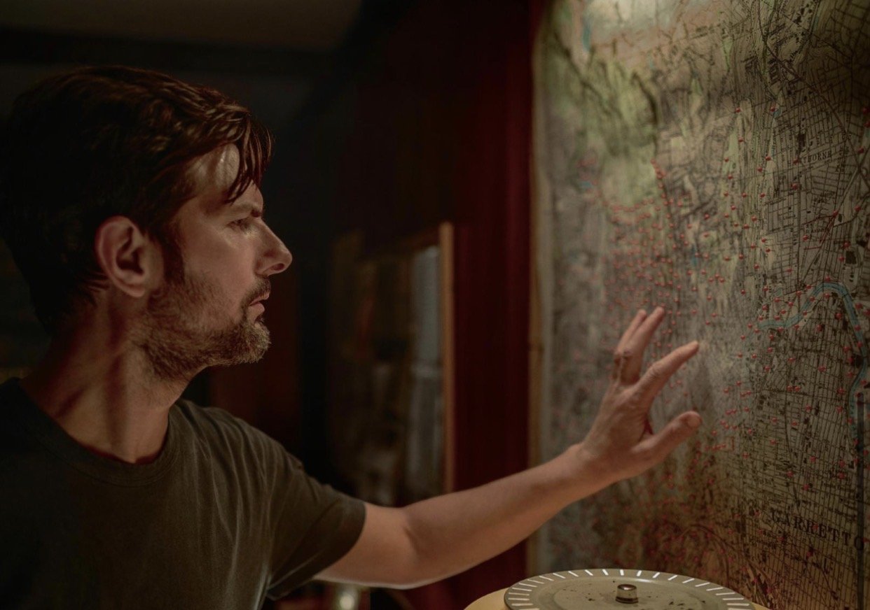 Netflix revela primeiras imagens de O Homem-Sussurro com Robert De Niro e Adam Scott