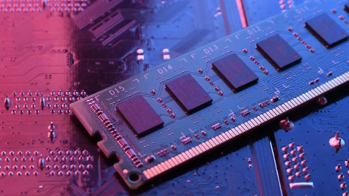 Fabricantes de memória batem recordes históricos enquanto preços de RAM e SSD devem subir até 40% no segundo trimestre