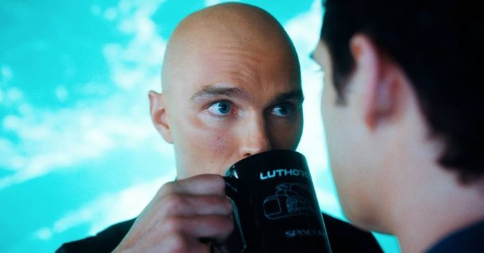James Gunn revela primeira imagem de Lex Luthor de armadura em Homem do Amanhã e confirma que ela é 100% prática
