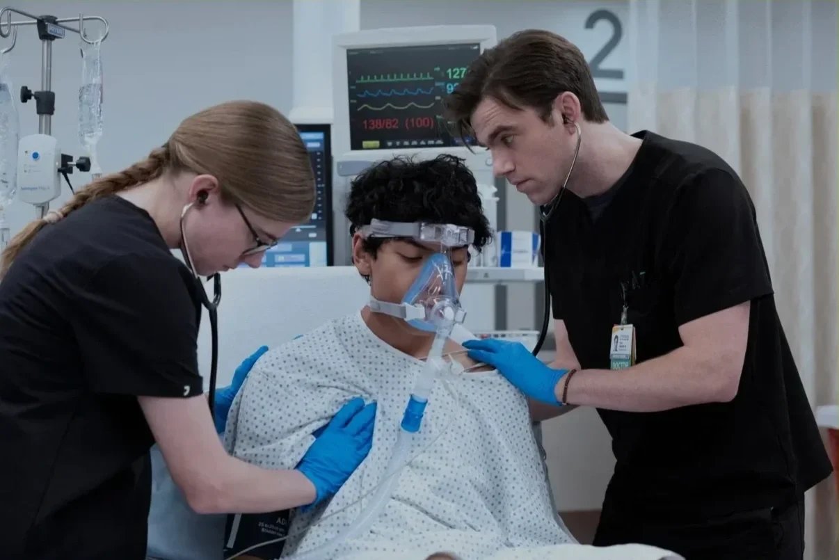 Entenda o final do episódio 13 da 2ª temporada de The Pitt