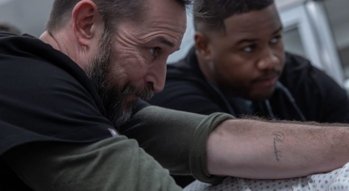 The Pitt Entenda o final do episódio 14 da 2ª temporada de The Pitt