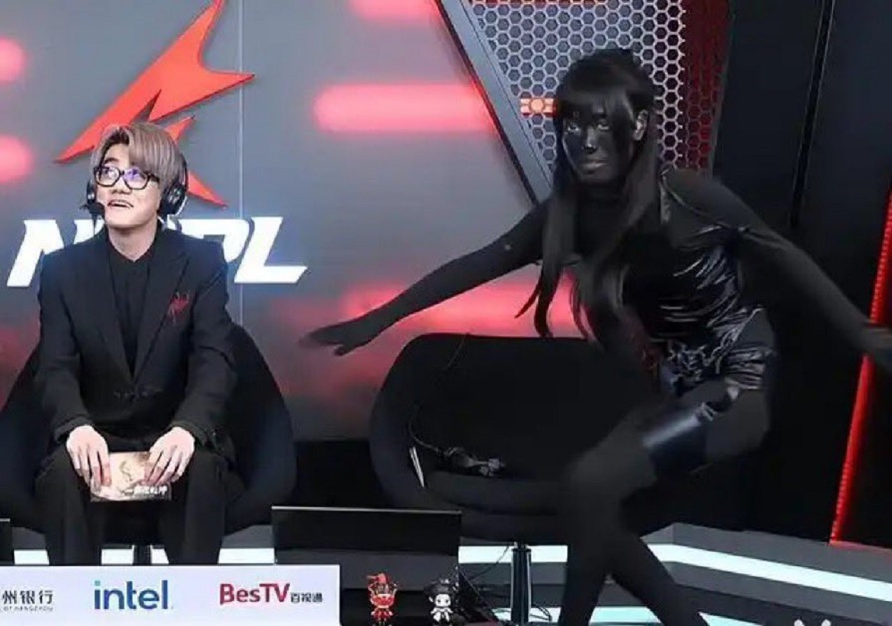 Comentarista de Esports aparece coberta de tinta preta após críticas por suposta saia “reveladora”