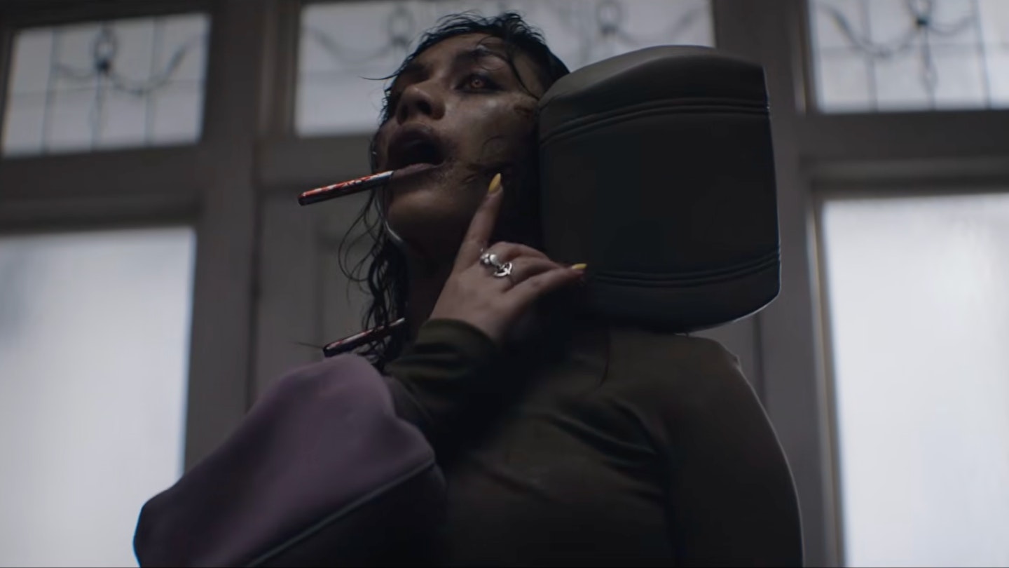 A Morte do Demônio: Em Chamas chega ao cinema em julho com trailer brutal e perturbador