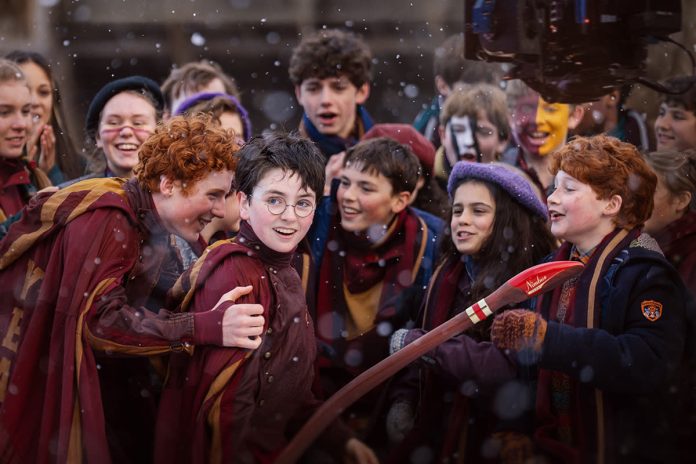 Série de Harry Potter revela uniformes de Quadribol da Grifinória e Sonserina