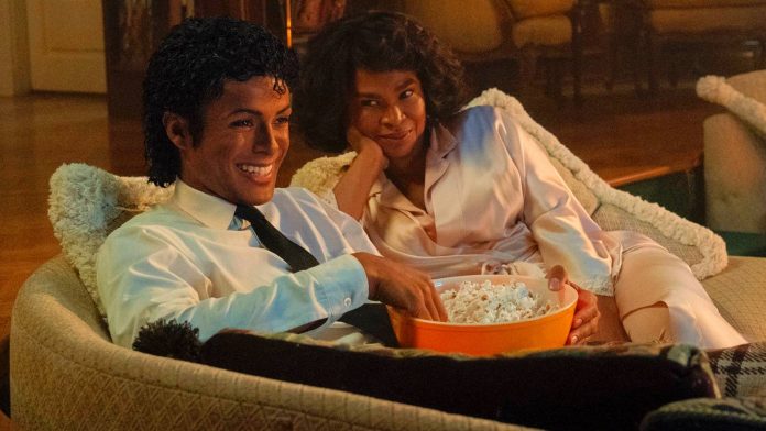Atriz de Michael diz que estúdio quebrou contrato e quer pagamento igual ao de Colman Domingo e Miles Teller