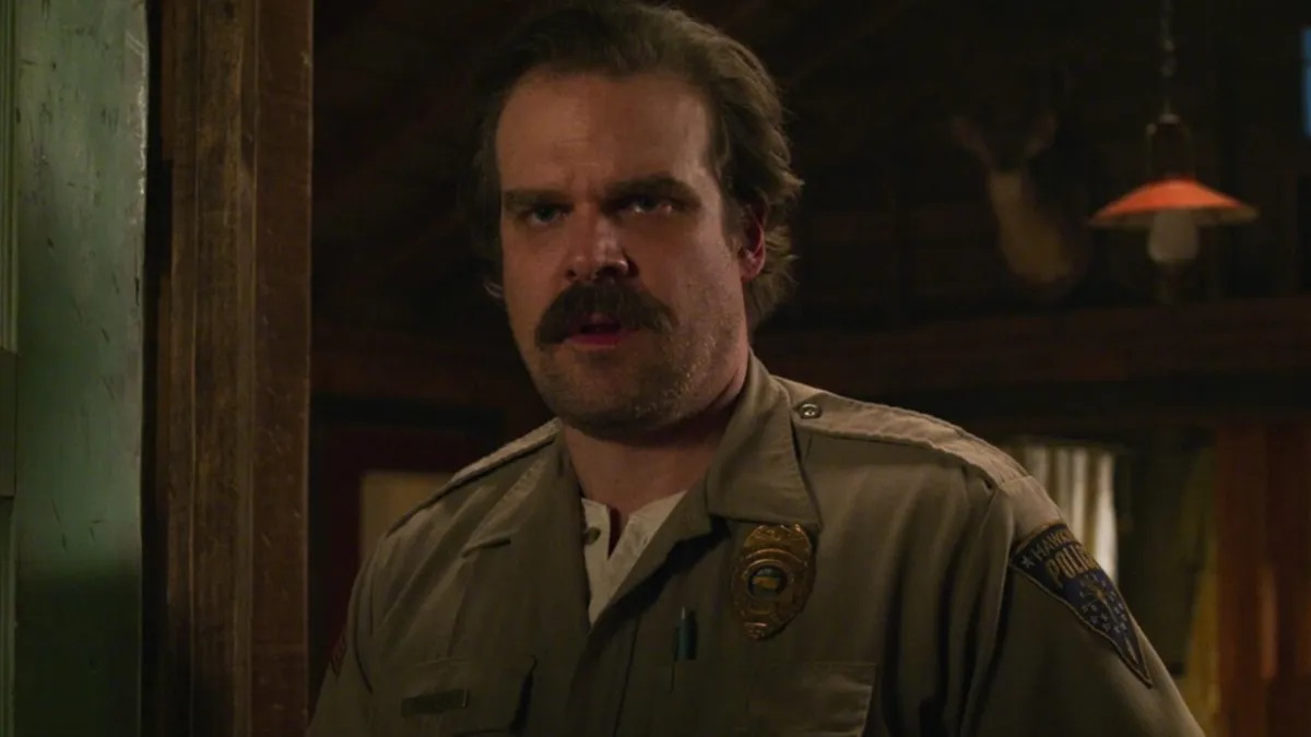 Criadores de Stranger Things revelam quem quase foi o Hopper antes de David Harbour