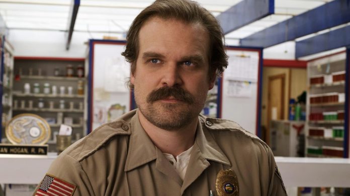 Criadores de Stranger Things revelam quem quase foi o Hopper antes de David Harbour