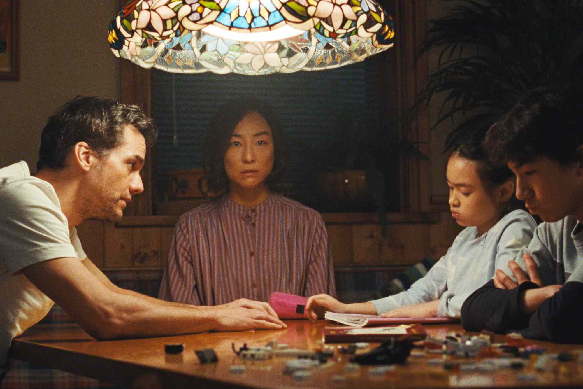 Wagner Moura e Greta Lee enfrentam confinamento misterioso em novo suspense da Netflix