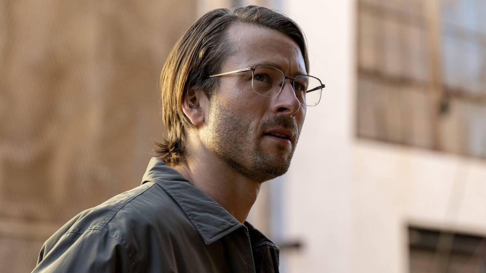Netflix desenvolve série baseada em Assassino por Acaso, com Glen Powell na produção