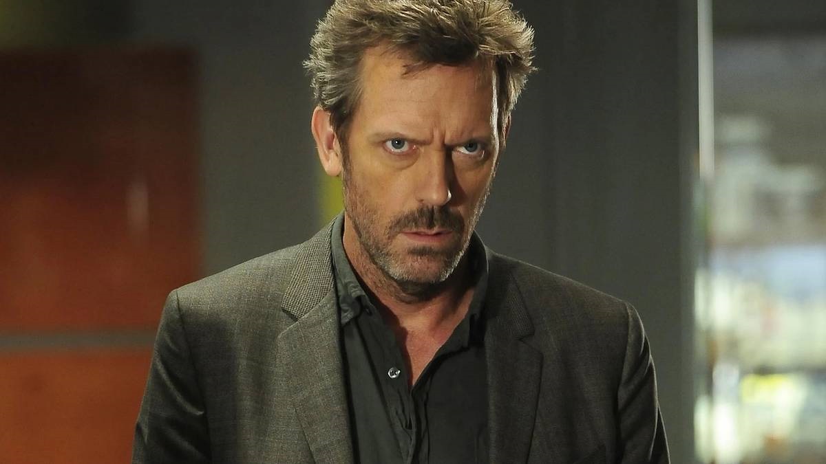 Hugh Laurie detona jornalista que criticou a fórmula repetitiva de Dr. House e depois se arrepende