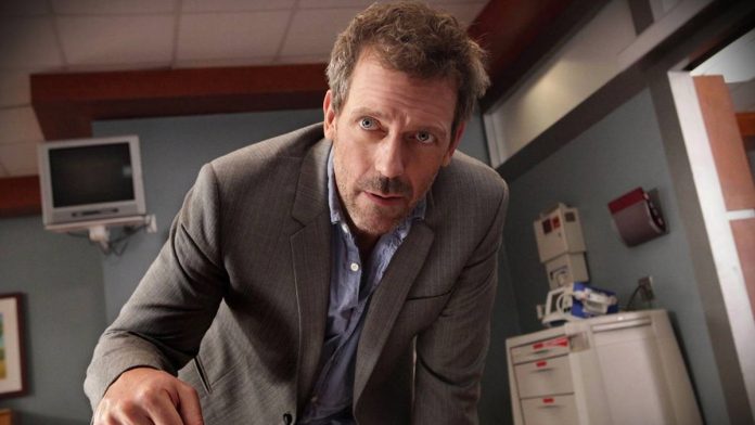 Hugh Laurie detona jornalista que criticou a fórmula repetitiva de Dr. House e depois se arrepende