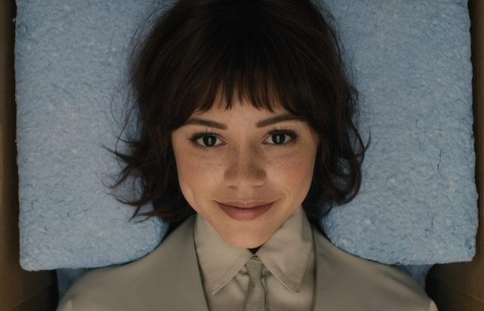 Screenshot Klara e o Sol, novo filme de Taika Waititi ganha primeiro trailer com Jenna Ortega como robô em busca de companhia
