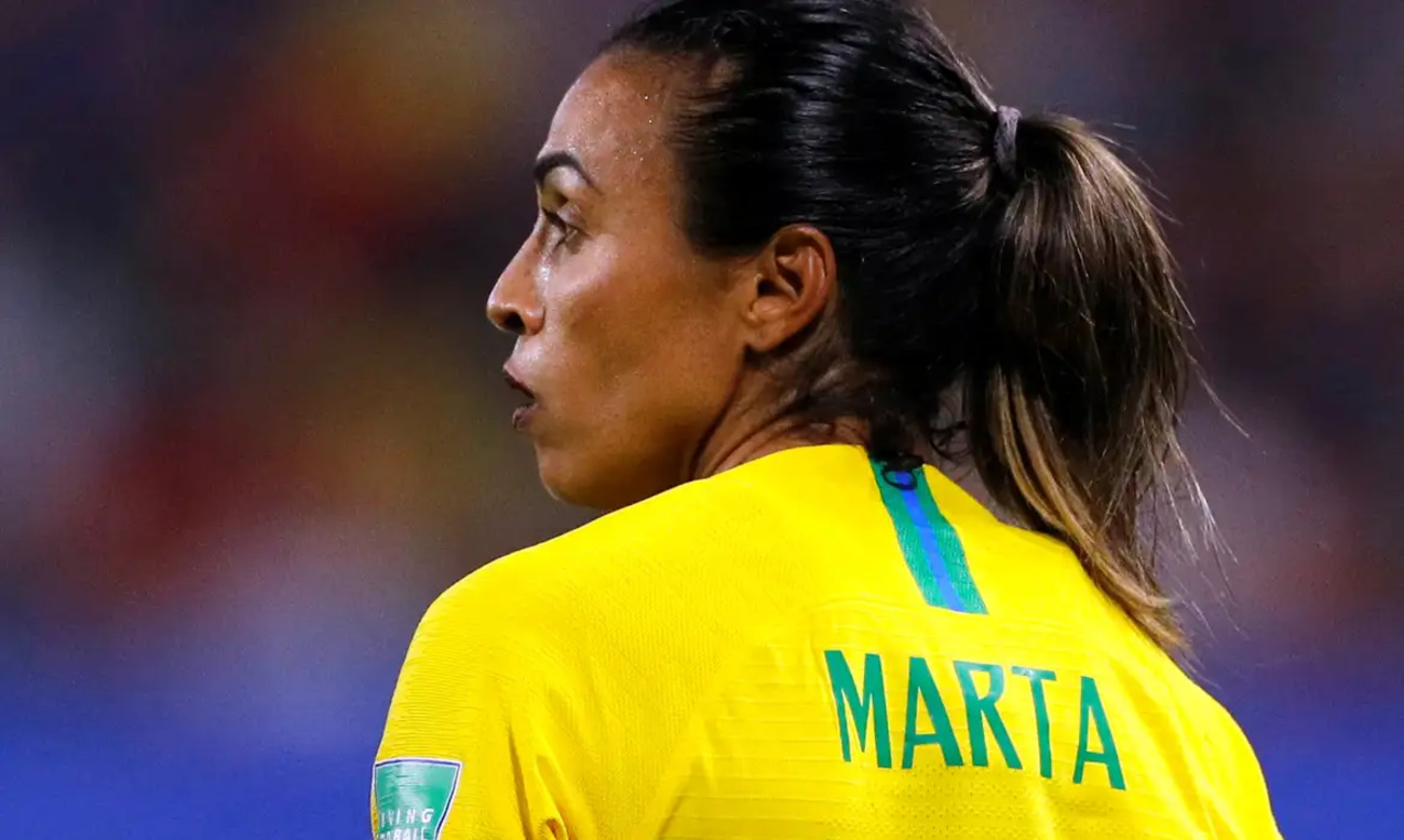 Cinebiografia de Marta revela primeira foto de Alice Carvalho no papel e confirma data de estreia