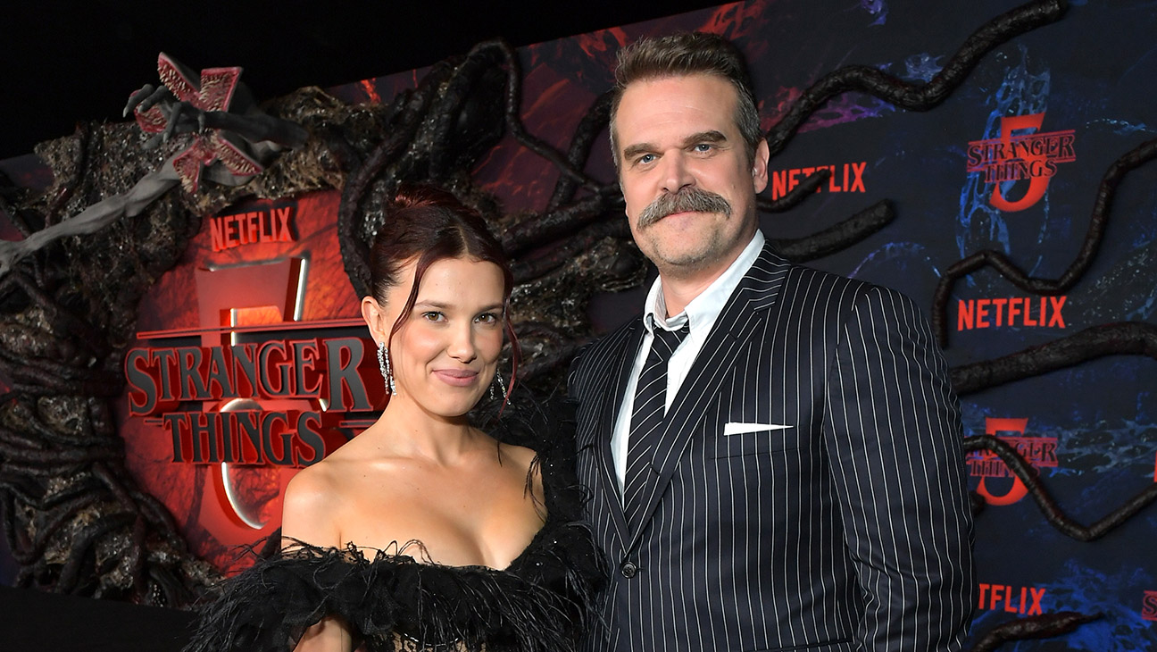 Millie Bobby Brown e David Harbour voltam a viver pai e filha em nova série da Netflix