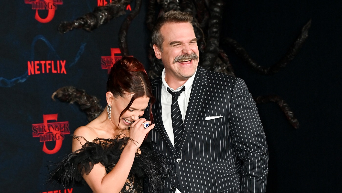 Millie Bobby Brown e David Harbour voltam a viver pai e filha em nova série da Netflix