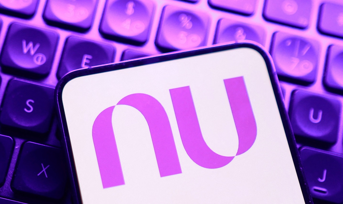 Nubank envia aviso falso de liquidação a clientes e admite erro operacional