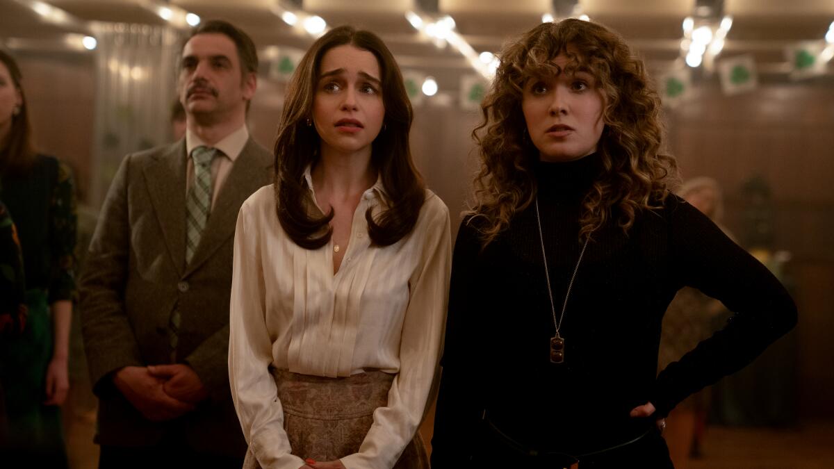 Ponies, série de espionagem com Emilia Clarke, é cancelada após uma única temporada