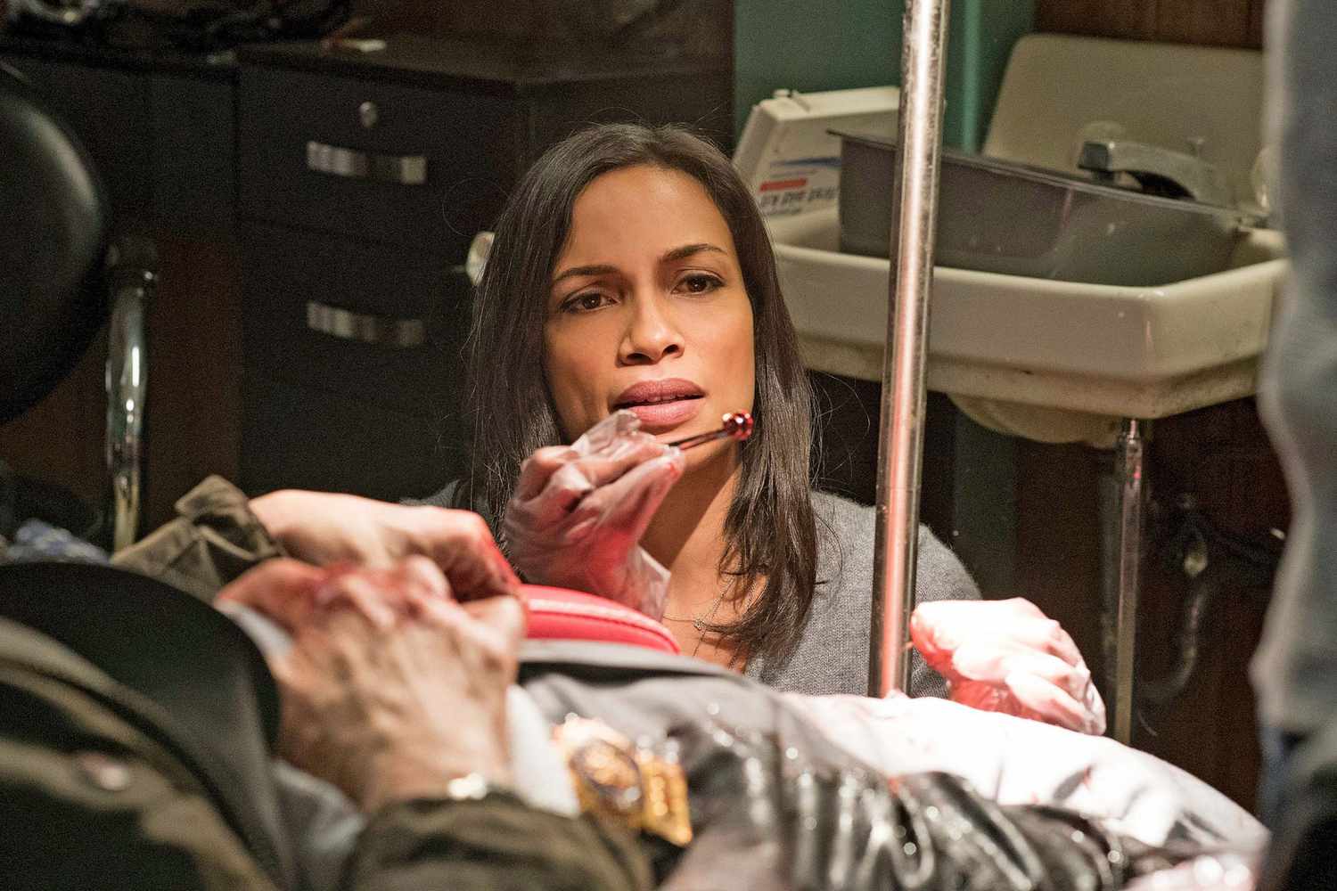 Rosario Dawson confirma que sua participação como Claire Temple foi cortada de Homem-Aranha: Um Novo Dia