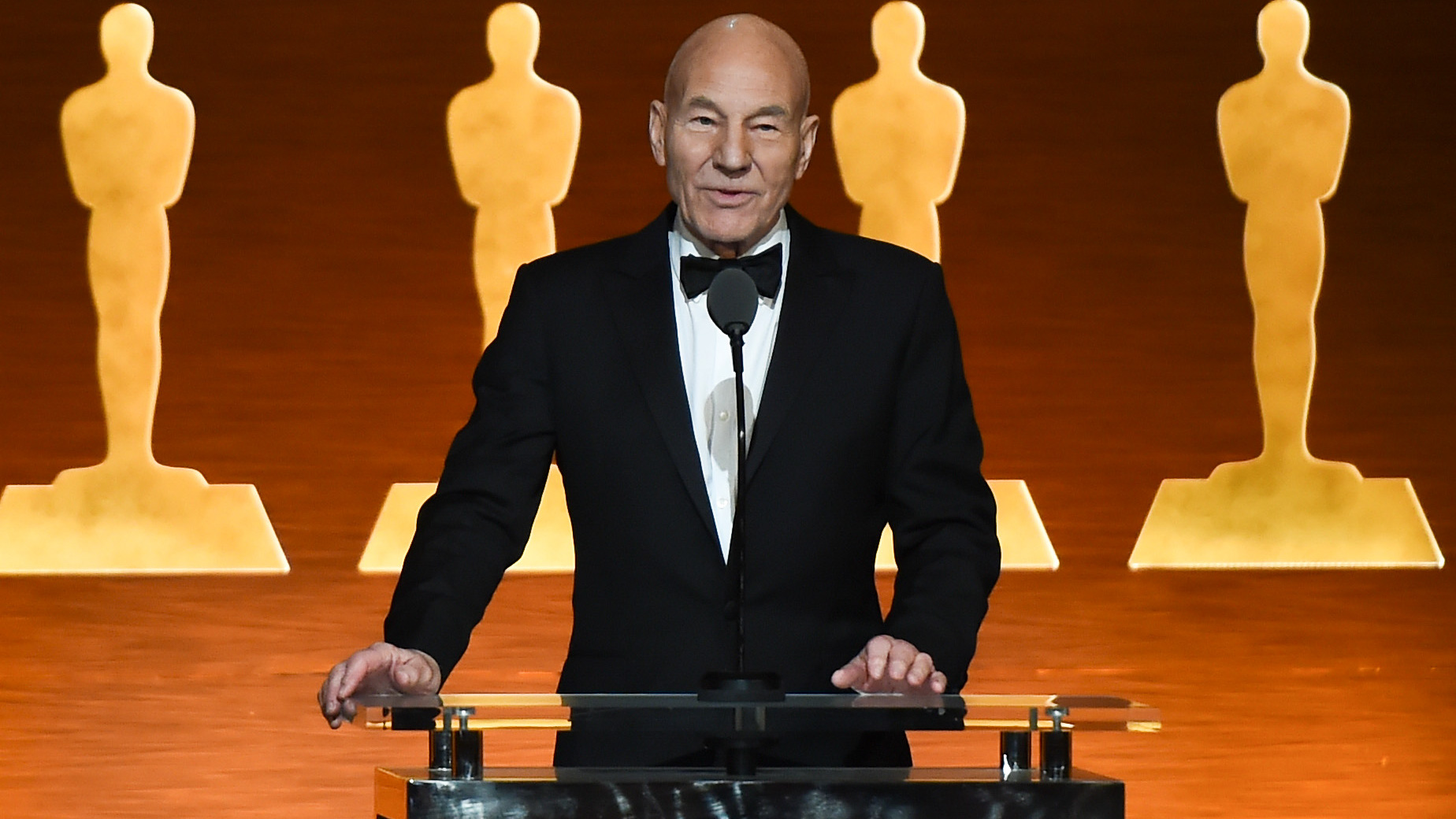 Patrick Stewart nega rumores de aposentadoria e reforça que continuará atuando