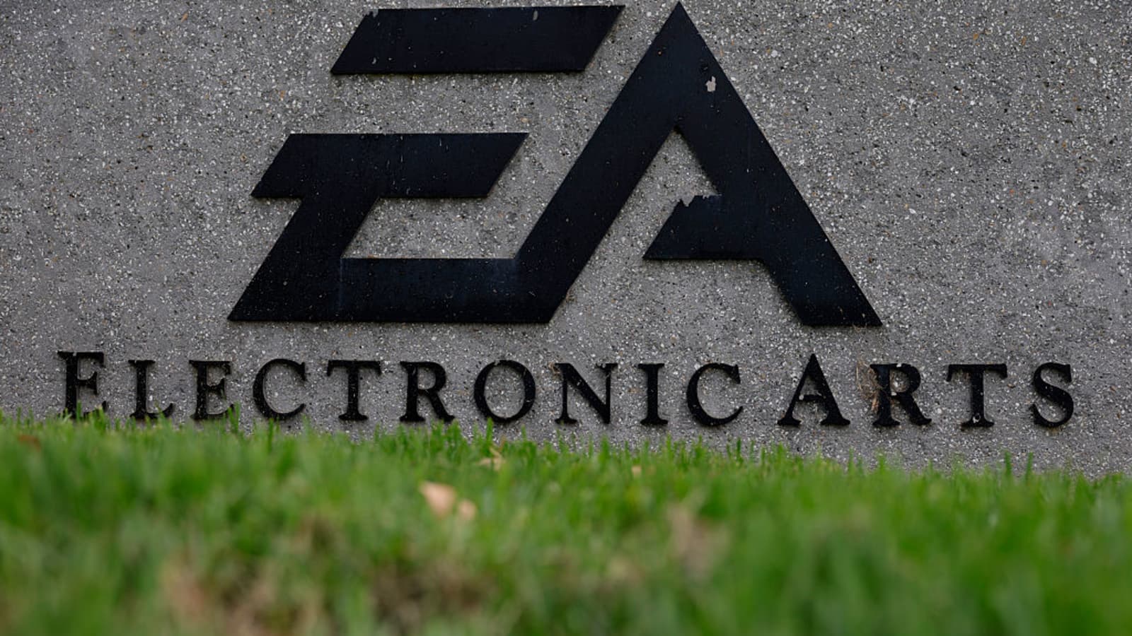 EA pode enfrentar demissões em massa para cobrir dívida bilionária da aquisição pelo fundo saudita