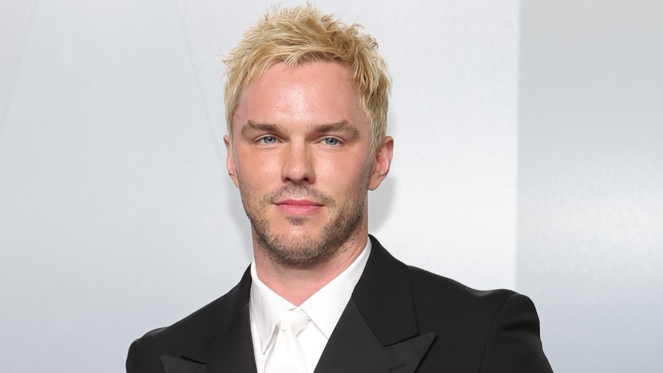 Nicholas Hoult é confirmado como Gilderoy Lockhart na 2ª temporada de Harry Potter