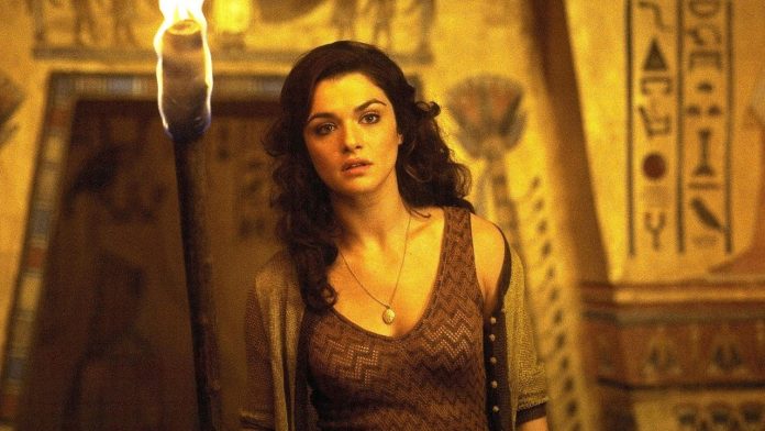 Fotos do set mostram Rachel Weisz de volta como Evelyn em A Múmia 4