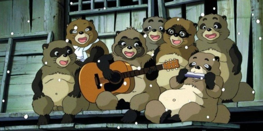 A família de tanuki toca música reunida