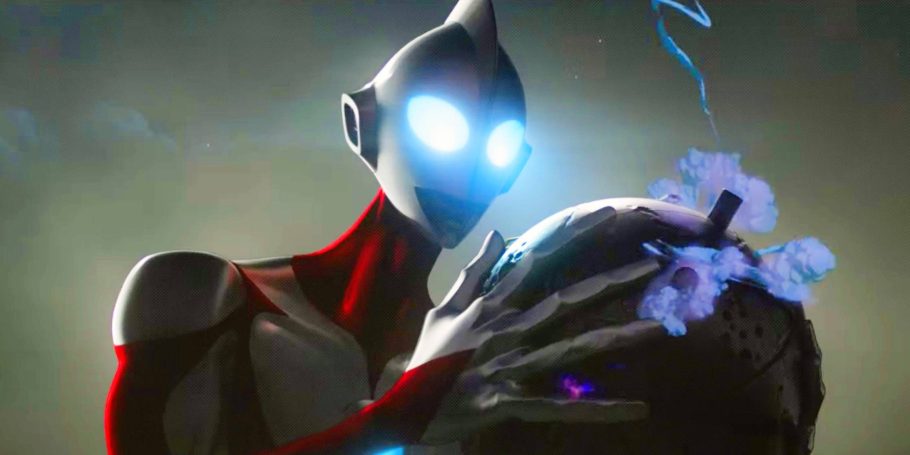 Ultraman segura um objeto mecânico
