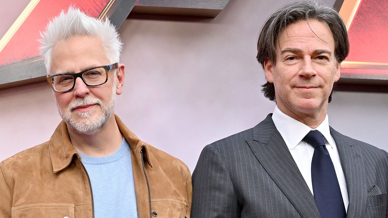 James Gunn e Peter Safran devem continuar no comando da DC Studios depois da fusão entre Paramount e Warner