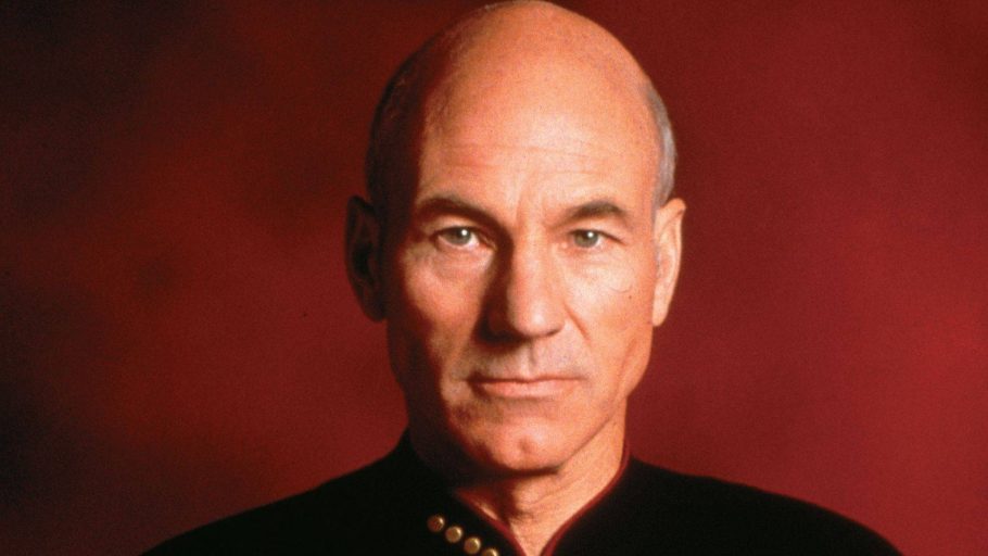 Jean-Luc Picard olhando para uma tela em Star Trek: The Next Generation