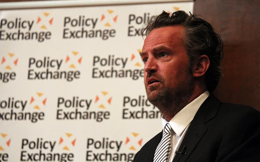 Matthew Perry em evento sobre justiça e recuperação