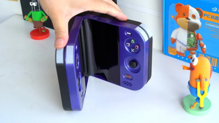 PlayStation 2 DUO roxo parcialmente dobrado, com tela flexível curvada no centro