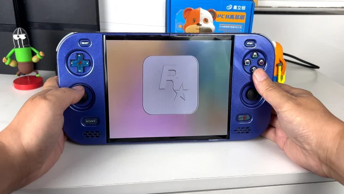 Fã transforma PS2 em portátil dobrável que roda God of War