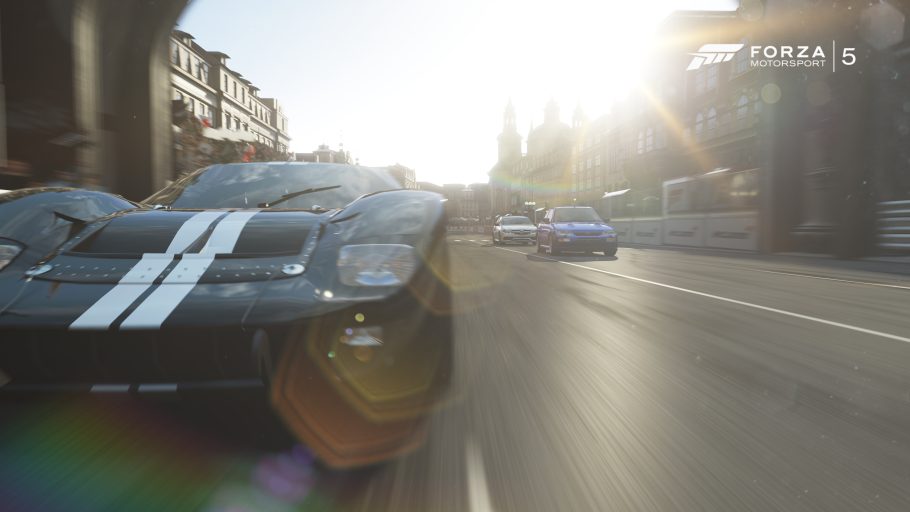 Cena de corrida de Forza Motorsport 5 com um carro esportivo preto e listras brancas