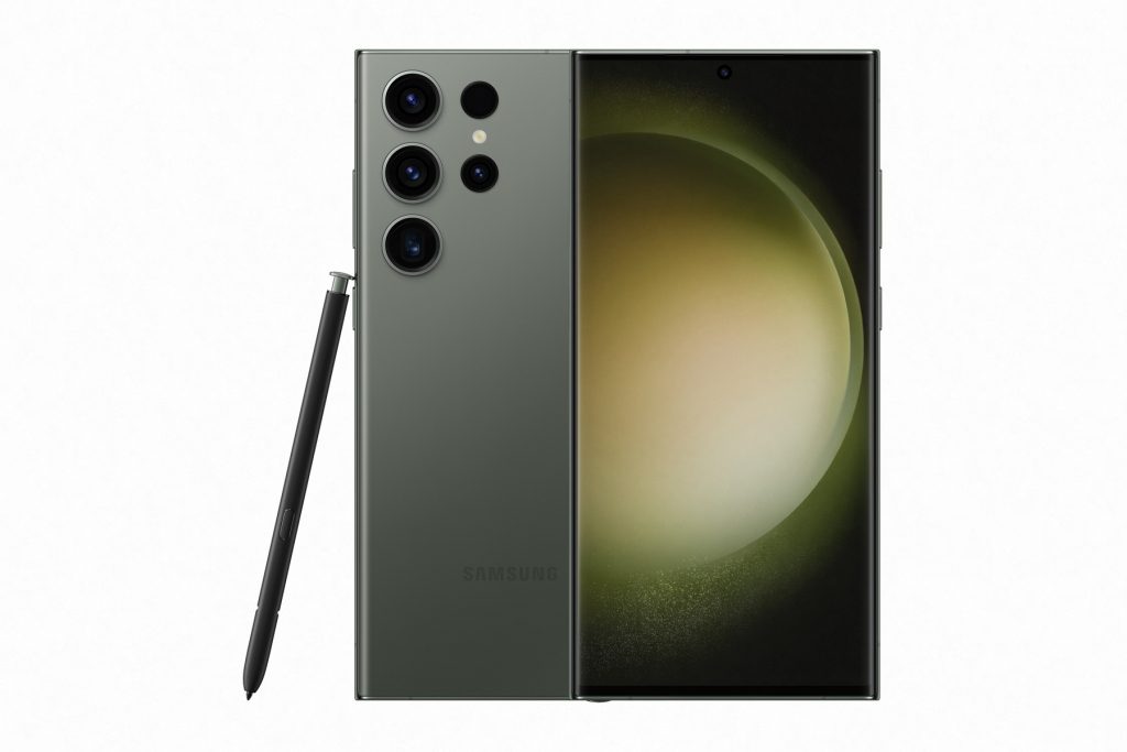 Samsung Galaxy S23 Ultra verde visto de frente e de trás, ao lado da S Pen