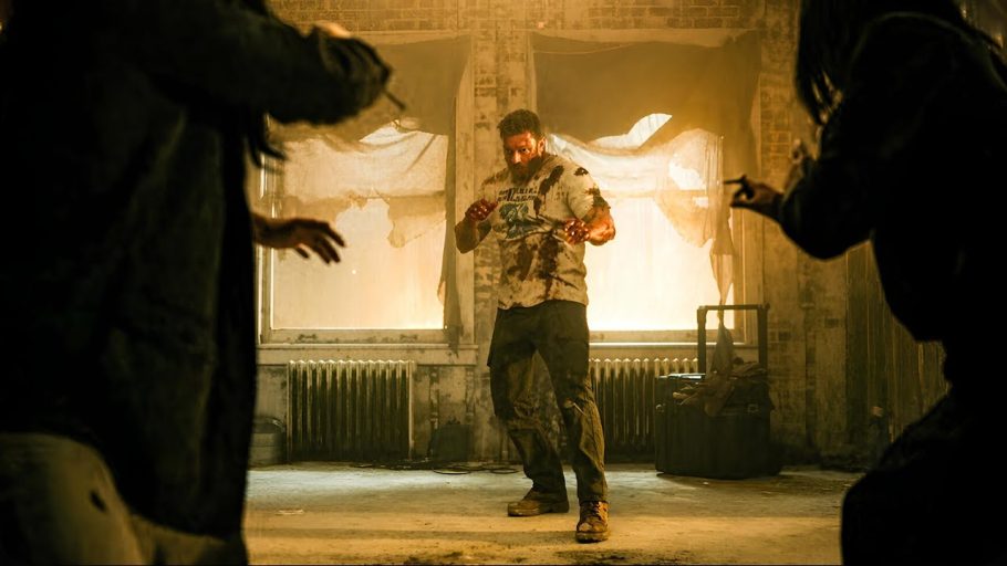 Alan Ritchson em cena de Reacher