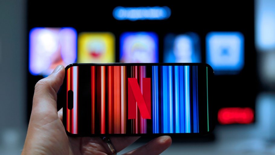 Pessoa assistindo à Netflix pelo celular