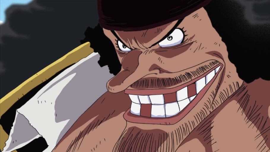 Barba Negra sorrindo contra um fundo escuro em One Piece