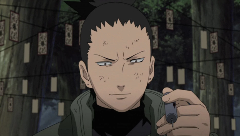 Shikamaru Nara segurando um isqueiro enquanto planeja sua vingança contra Hidan